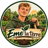 Logo Emelaterre : Emeric devant son potager